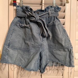 Zara ruffle hem tie denim shorts! 💙